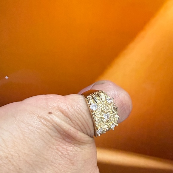 Elegant Gold Ring with Crystal Accents - Picture 7 of 9